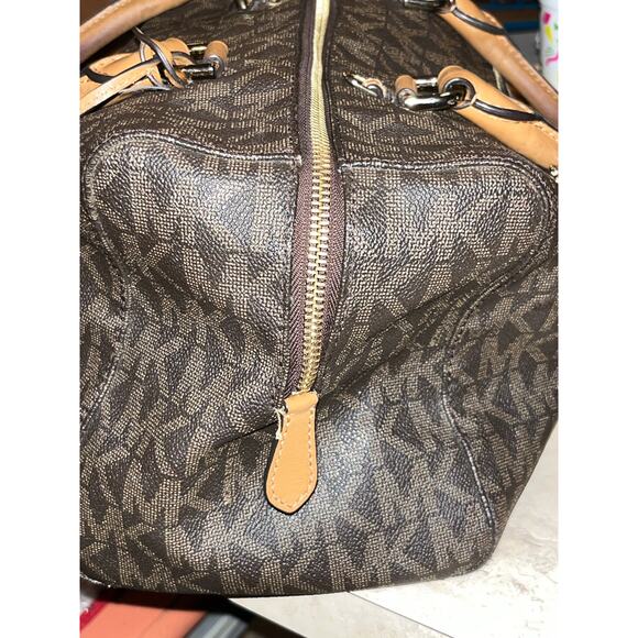 Michael Kors Kirby large satchel in brown monogram printed pebble leather. - Picture 9 of 15